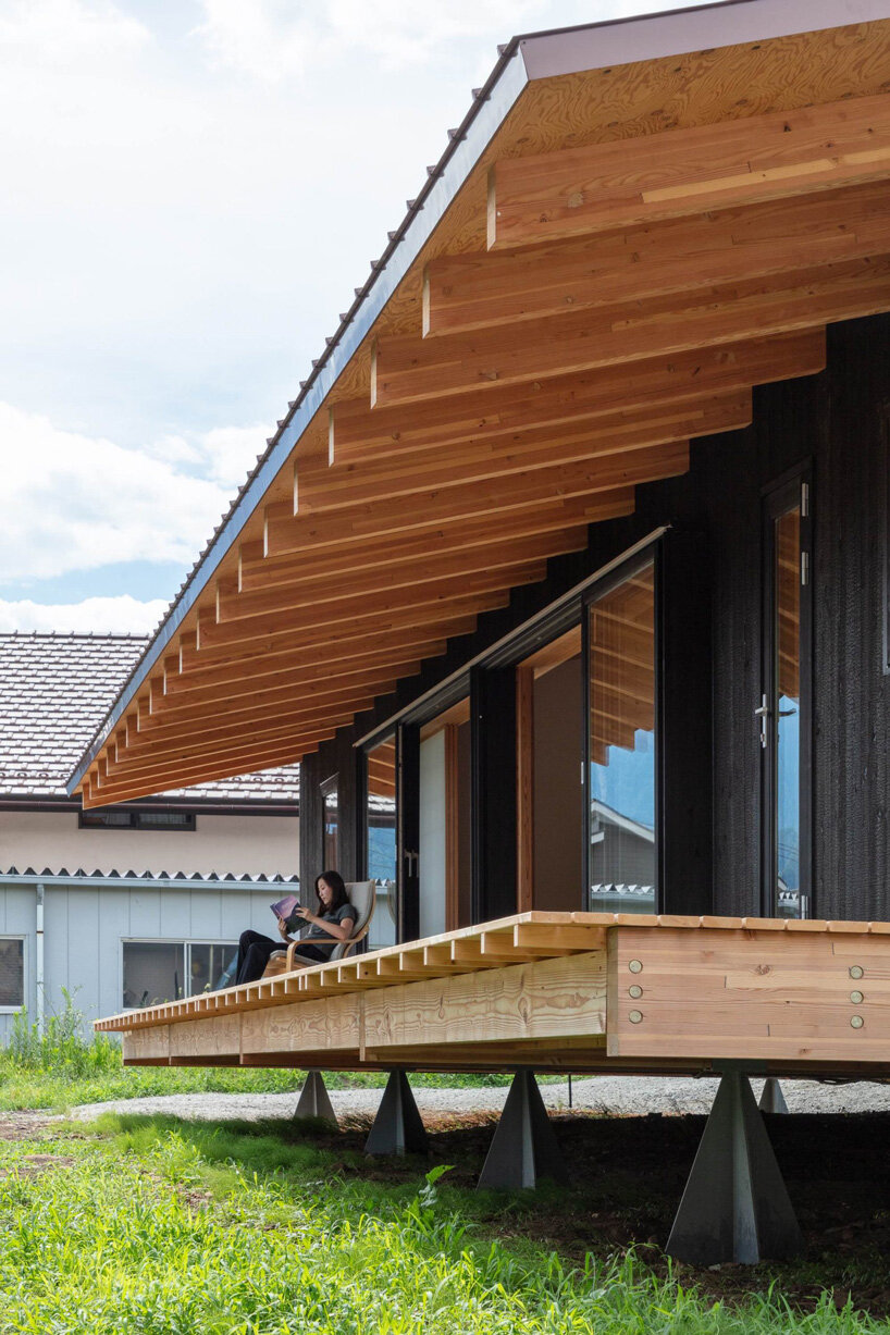 fuminori nousaku architects elevates japanese eco-friendly house on recyclable iron stilts