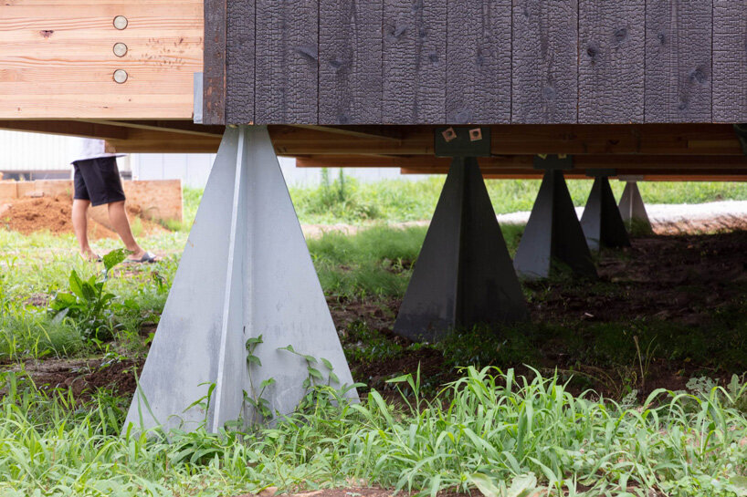 fuminori nousaku architects elevates japanese eco-friendly house on recyclable iron stilts