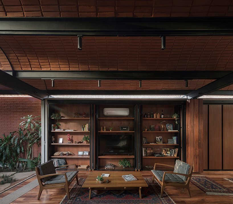 an atmosphere is created with natural materials and the connection with the vegetation