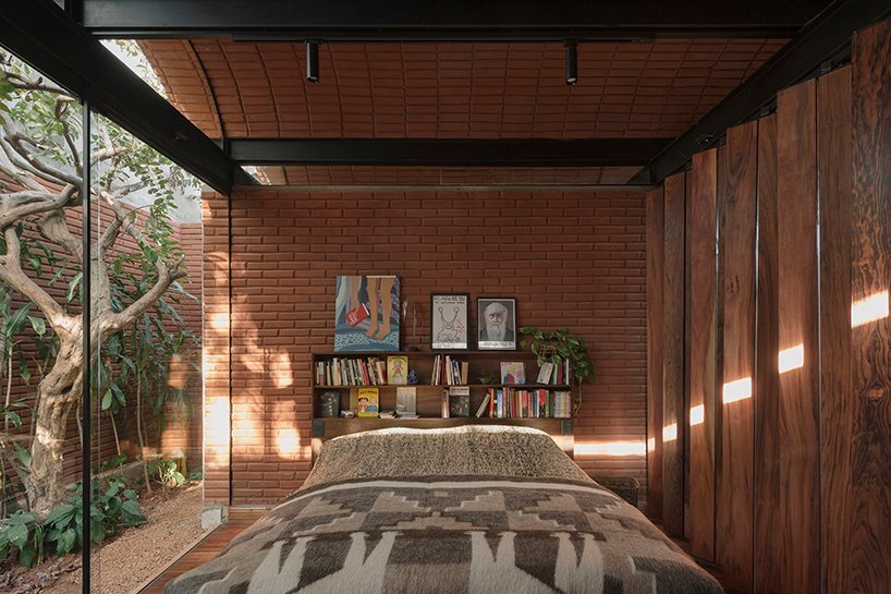 wooden sheets allow total integration with the social space