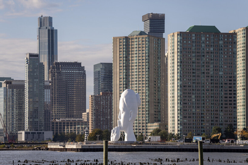 jaume plensa unveils monumental white resin head in newport pier park