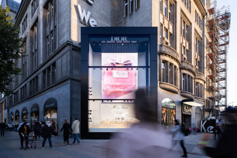 a new two-story-high shop window for digital and analogue presentations on the corner of the tauentzienstraße and passauer straße