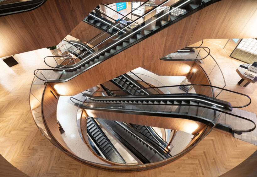 different escalators seem overlap