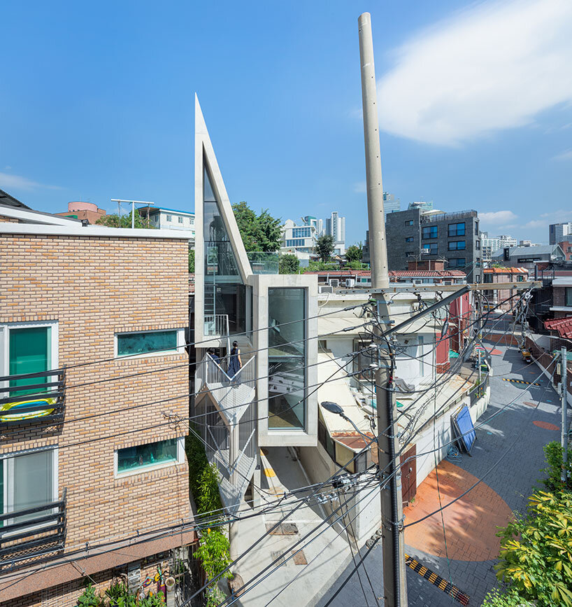 SML builds an extruded triangular residential volume in south korea, according to the right of sunlight