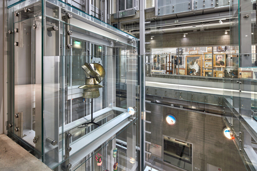 image © aad hoogendoorn