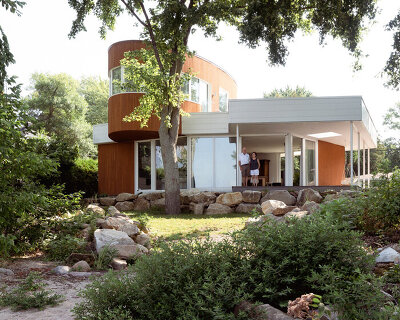 paul bernier architecte nestles a modest chalet among the trees of oka, canada