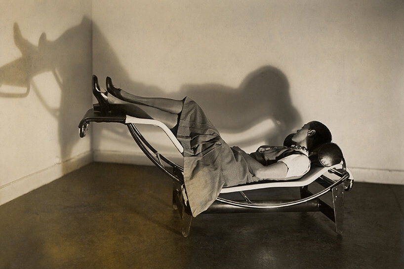 charlotte perriand on the chaise longue basculante, 1929, perriand and jeanneret, © VG bild-kunst. bonn 2021, le corbusier : F.L.C./ VG bild-kunst, bonn 2021