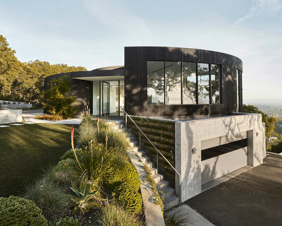 feldman architecture perches its wrapping 'round house' atop a california bluff.