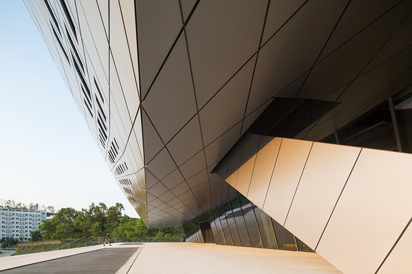 main entrance platform