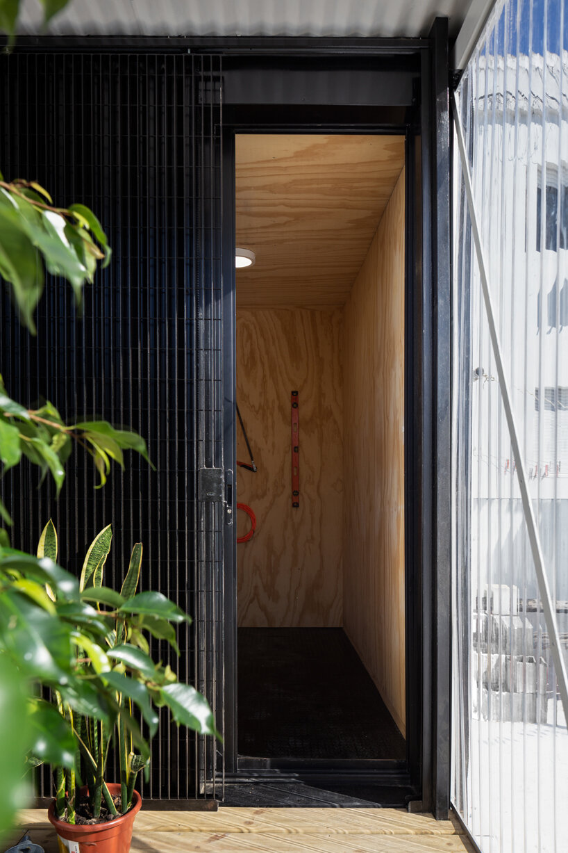 MASA arquitectos adds small cozy loft to a dwelling's rooftop in uruguay