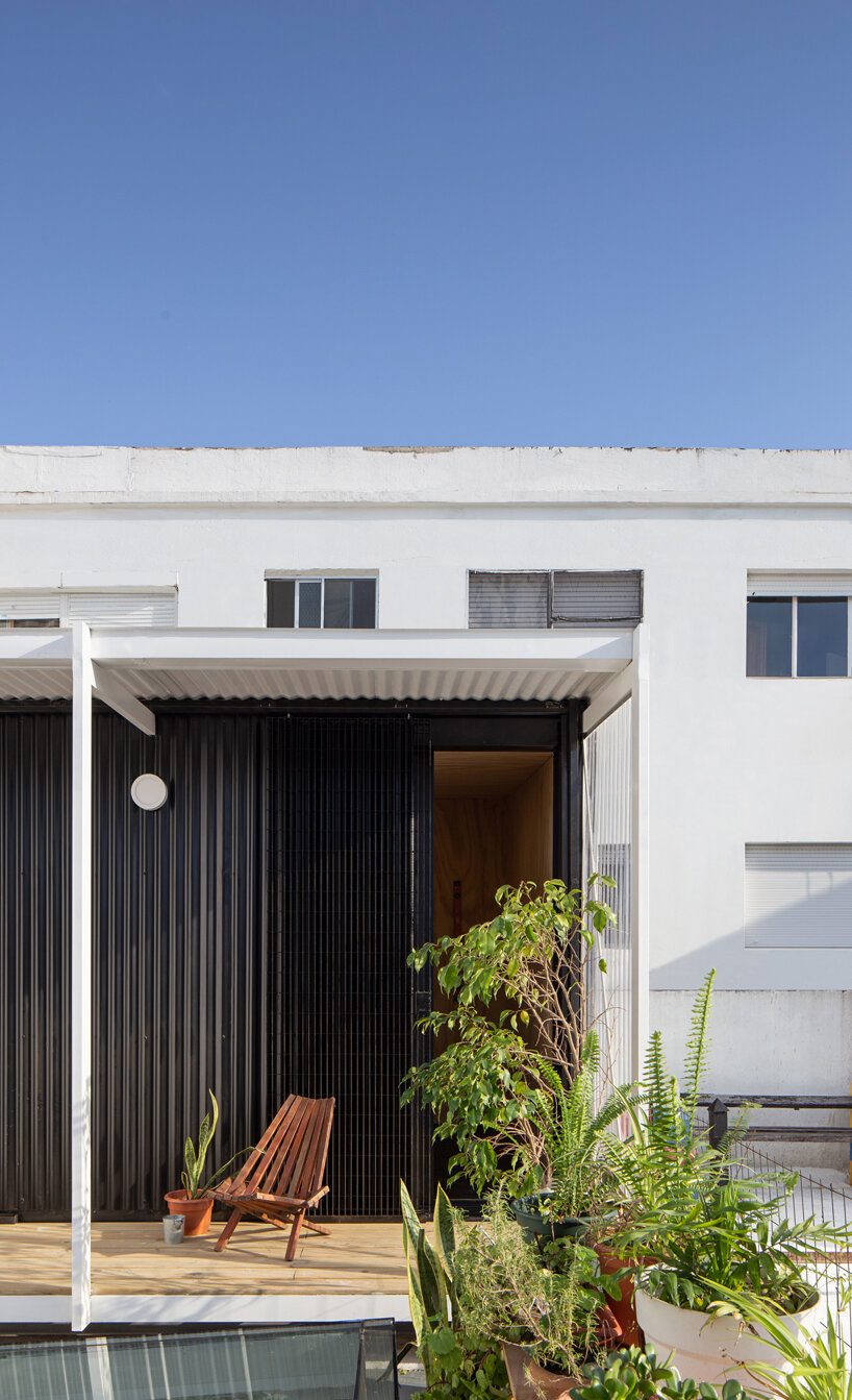 MASA arquitectos adds small cozy loft to a dwelling's rooftop in uruguay