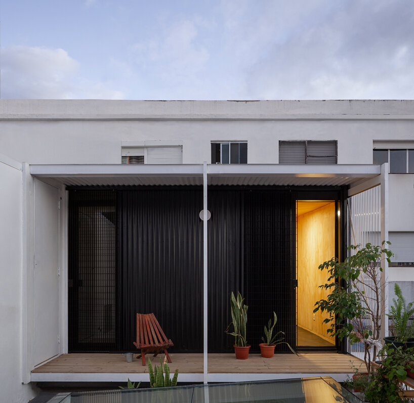 MASA arquitectos adds small cozy loft to a dwelling's rooftop in uruguay