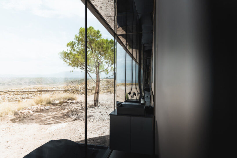 the building is a small module of 35 sqm divided into several spaces