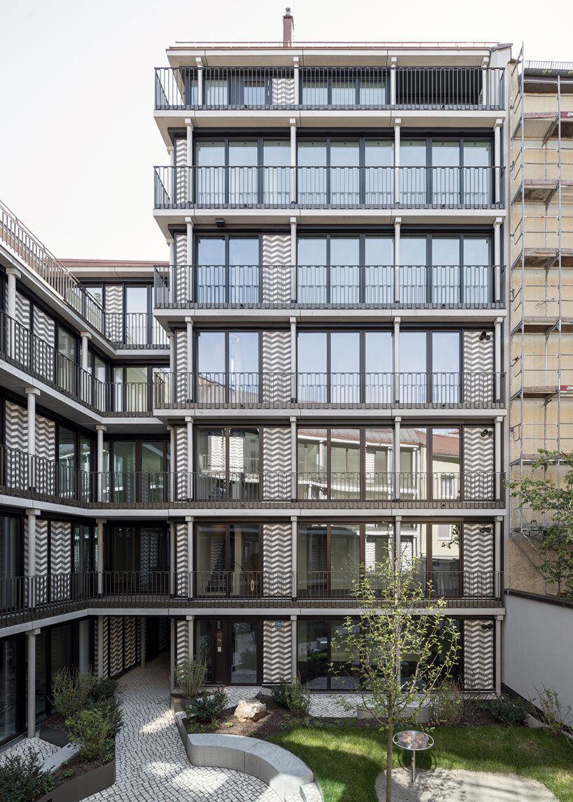 thomas kröger architekten wraps its munich apartments in a graphic patterning - 1
