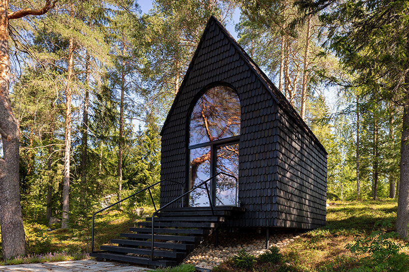 pirinen & salo clad the filmmakers hut in finland with tar-coated shingles