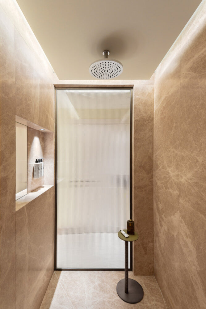 local marbles, such as cipollino, 'onion-stone', and emperador light, become protagonists in their sartorial and contemporary use