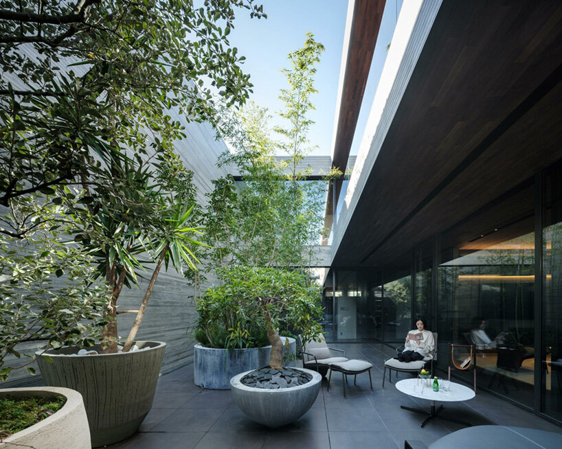 apollo architects' 'timeless' house in tokyo is a light-filled fortress with secret gardens - 2