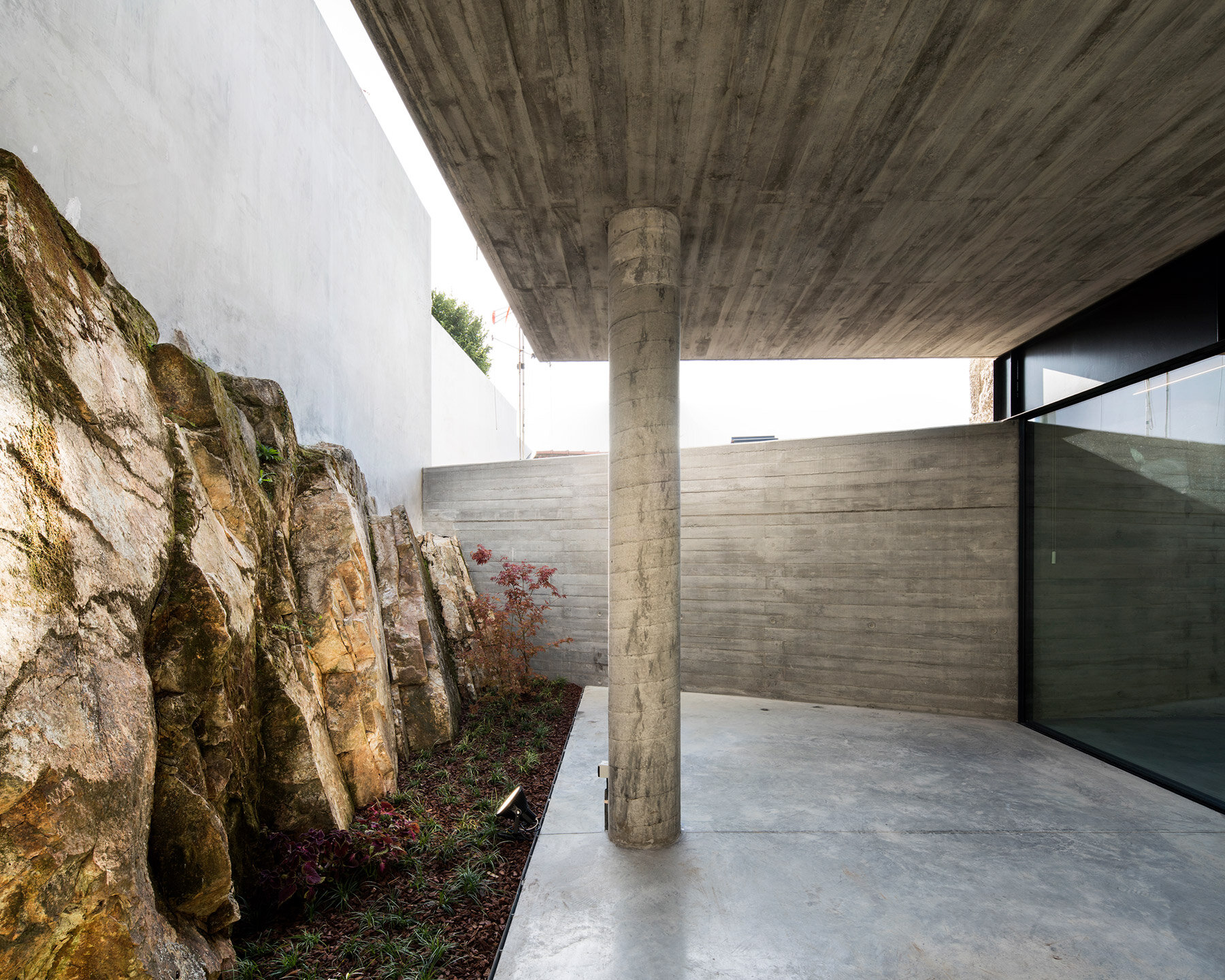 casa-em-nogueiro-AZO-arquitectos-designboom-06a