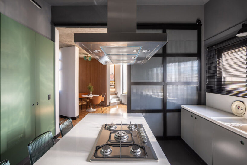 a fluted glass sliding door in the kitchen creates a greater integration with the pantry