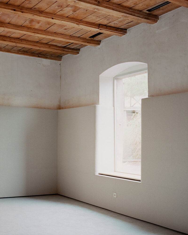 two-meters-height stretched felt 