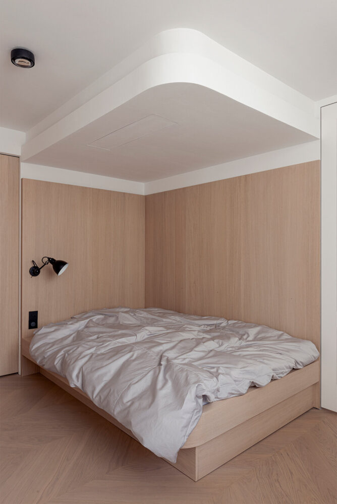 oak furniture provide a cozy atmosphere  