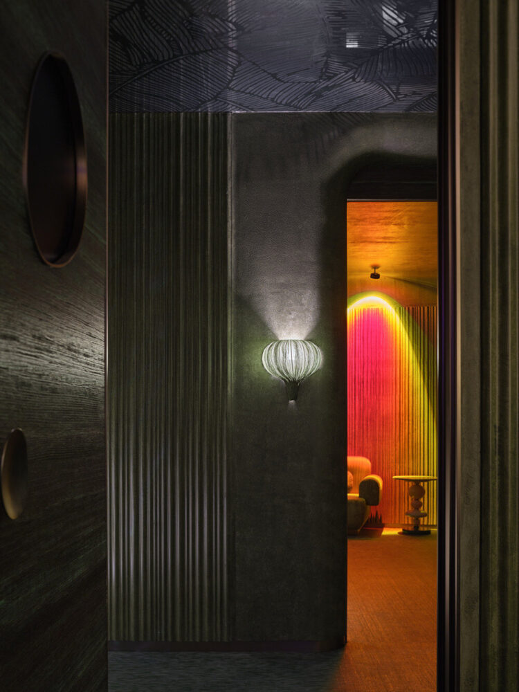 the gradient light becomes the stage spotlight in the cave