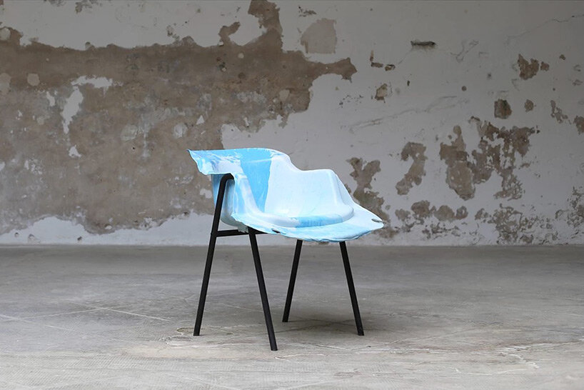 '27 sillas' chair exhibition by OiKo investigates the aesthetics of recycled plastic