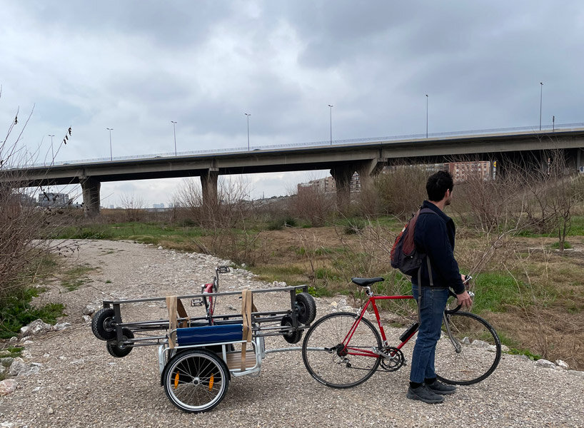 a bike inside a tunnel: artist fernando abellanas pedals through a sewer with ‘enlace’