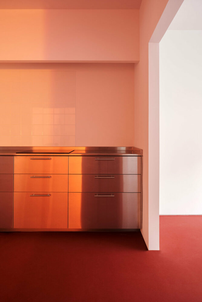 light reflected on the kitchen's stainless steel surface