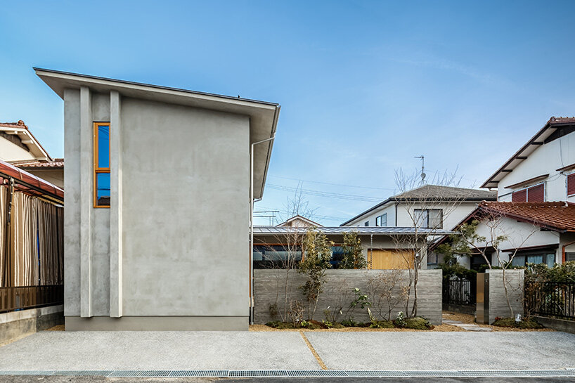 L-shaped house by hearth architects embraces vivid courtyard in japan