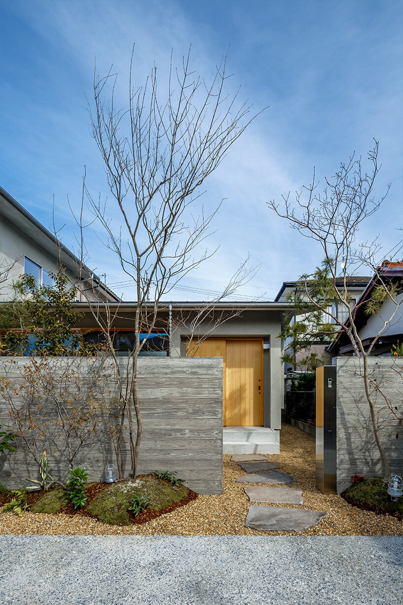 L-shaped house by hearth architects embraces vivid courtyard in japan