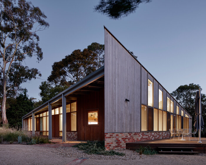steffen welsch architects' 'beach slice' is an australian holiday home sliced in two