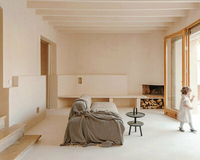 natural home ‘can monges’ was built with hemp, lime, wood, clay, and ceramics