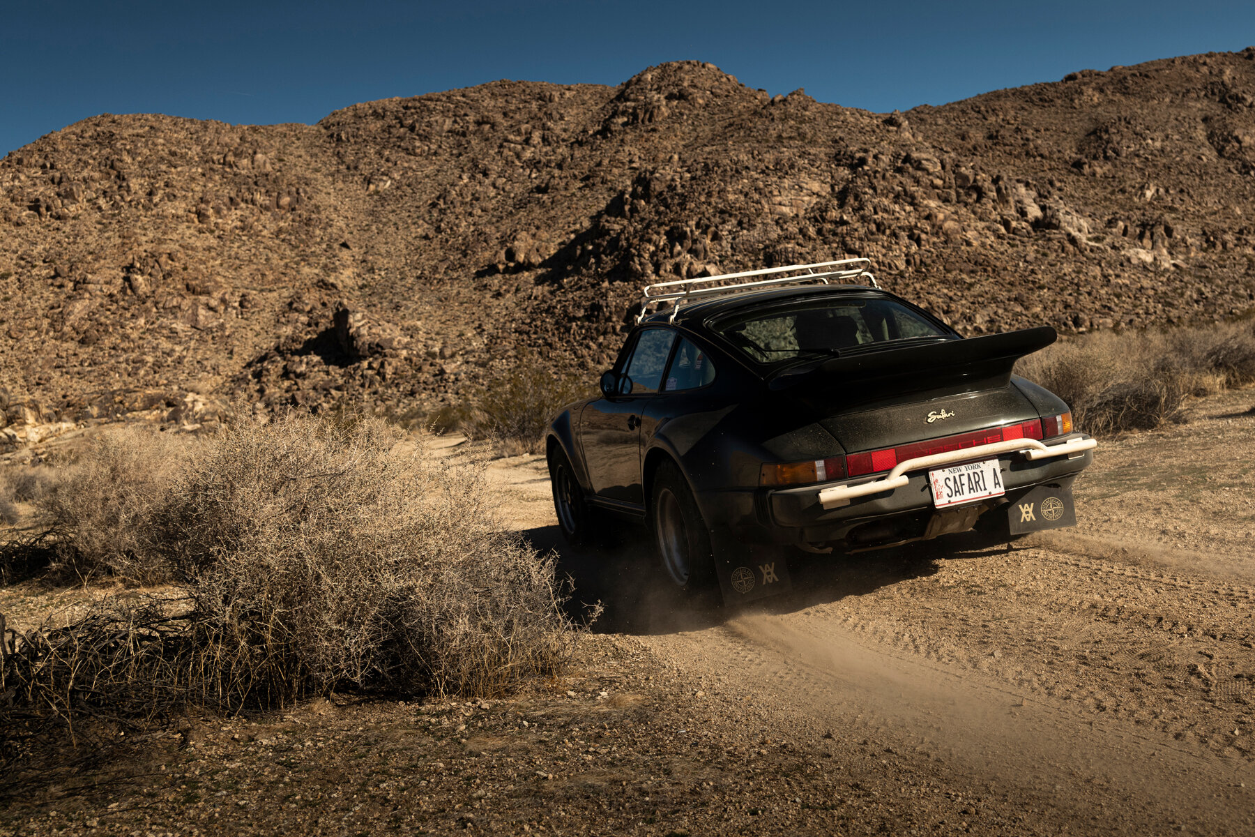 daniel-arsham-collabs-with-stone-island-on-safari-porsche-911-off-roader-designboom-24
