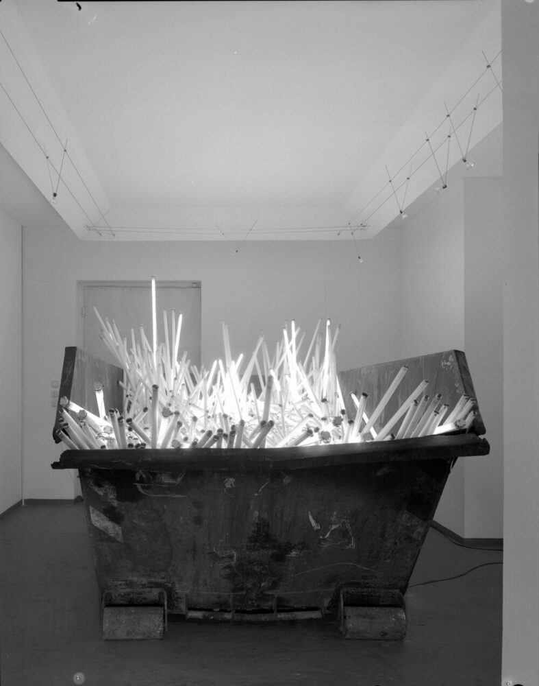molitor & kuzmin, brauchen wir licht?, 1996, fluorescent tubes, ballasts, debris container, 150 x 180 x 360 cm, © molitor & kuzmin, courtesy molitor & kuzmin, photo: claus langer