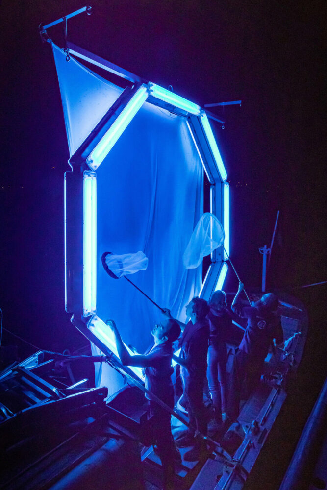 nana petzet, lichtfalle hamburg, 2015/2018, art event in the port of hamburg with light object (fluorescent tubes on aluminum carrier, light sail), ca. 450 x 330 x 30 cm, © nana petzet / VG bild-kunst, bonn 2022, courtesy the artist, photo: helge mundt