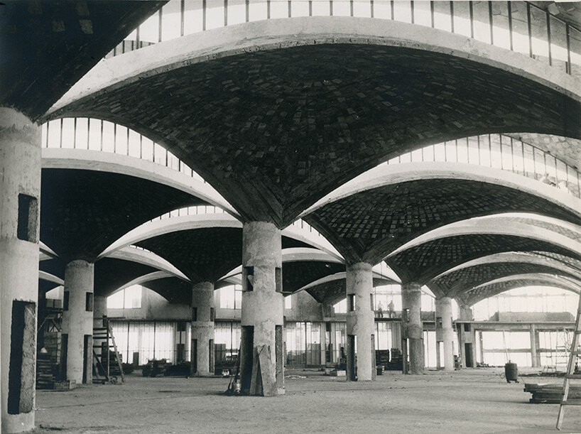 marco zanuso, olivetti brazil factory, guarulhos, san paolo, 1956-1961, view of the vaults and skylights during the construction. olivetti historical archive association, ivrea-italy. 