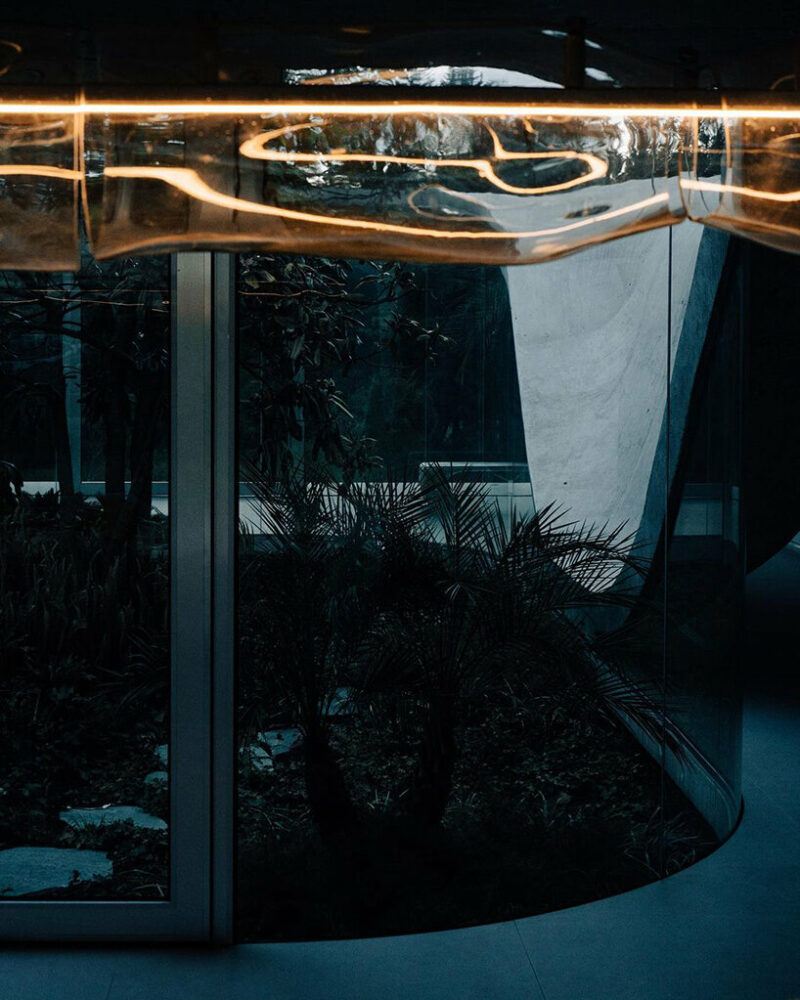 flow lamp: 6-meter-long blown glass that disappears in the day and has a strong presence at night 