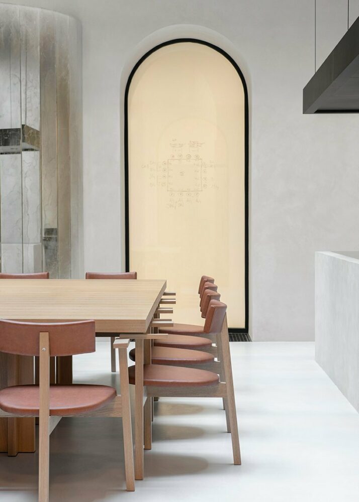 URBA installs glass-covered experimental ‘műhely’ space within restaurant in budapest