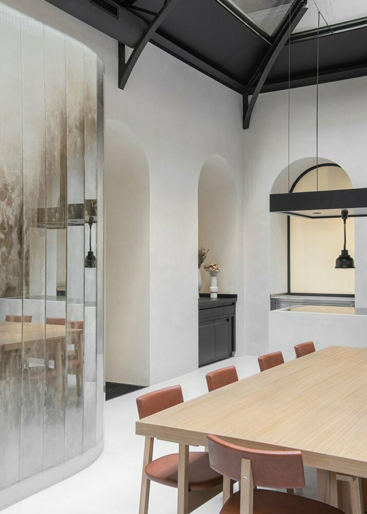 URBA installs glass-covered experimental ‘műhely’ space within restaurant in budapest