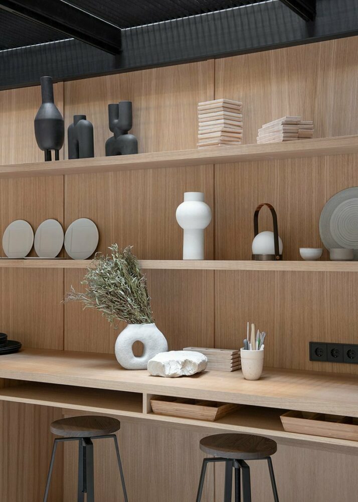 URBA installs glass-covered experimental ‘műhely’ space within restaurant in budapest