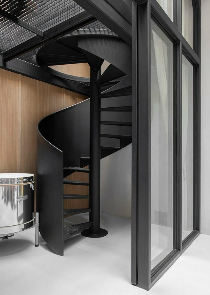 URBA installs glass-covered experimental ‘műhely’ space within restaurant in budapest