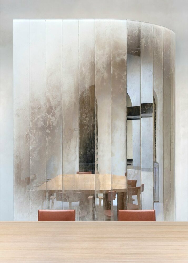 URBA installs glass-covered experimental ‘műhely’ space within restaurant in budapest