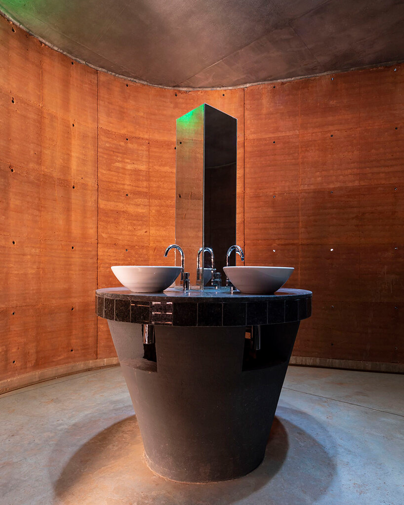 university asunción toilets