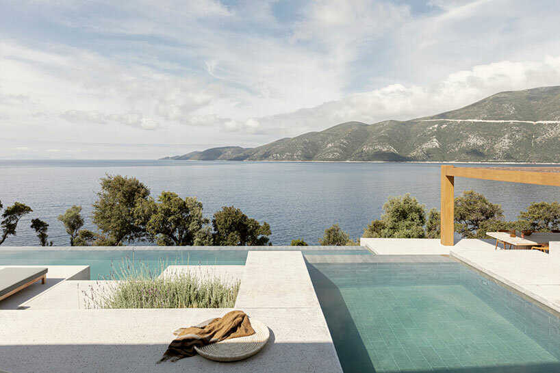 block722 embeds this breezy holiday home ‘villa apollon’ into the island coast of greece