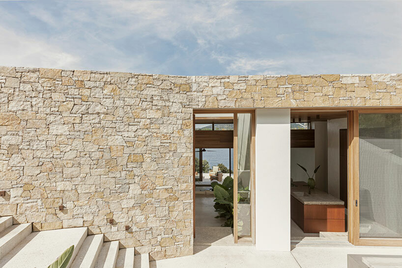 block722 embeds this breezy holiday home ‘villa apollon’ into the island coast of greece