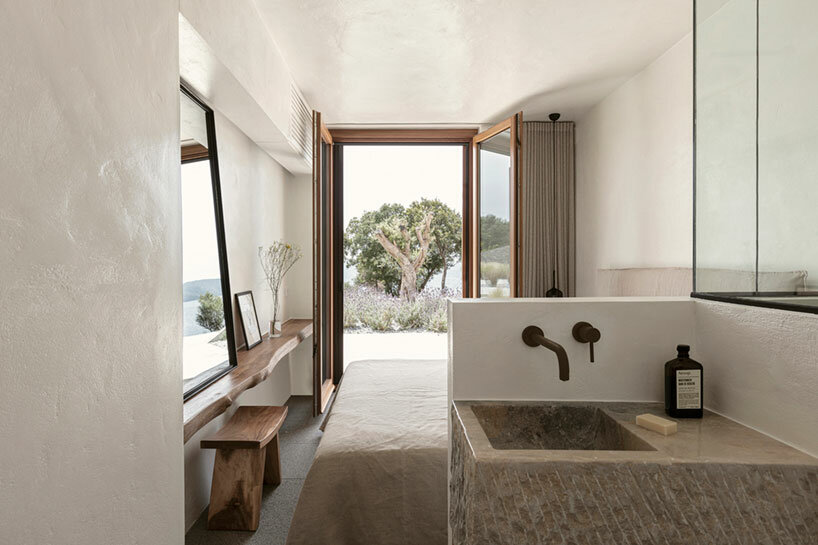 block722 embeds this breezy holiday home ‘villa apollon’ into the island coast of greece