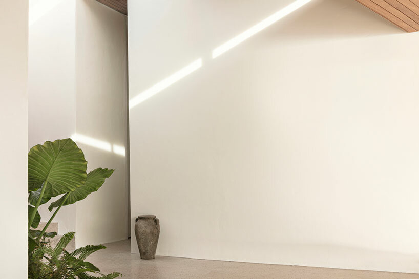 block722 embeds this breezy holiday home ‘villa apollon’ into the island coast of greece