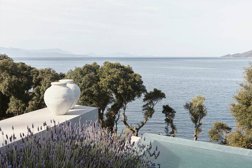 block722 embeds this breezy holiday home ‘villa apollon’ into the island coast of greece
