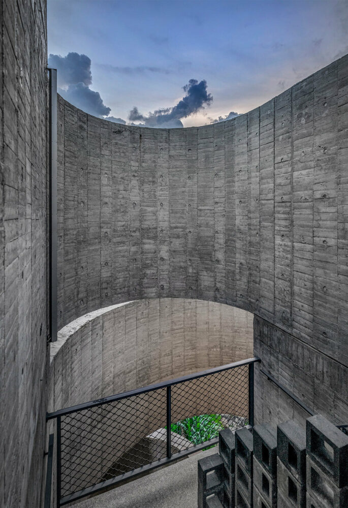 the walls fly 4.5m off the 2F and 3F floor plates to form a vertical suspended enclosure